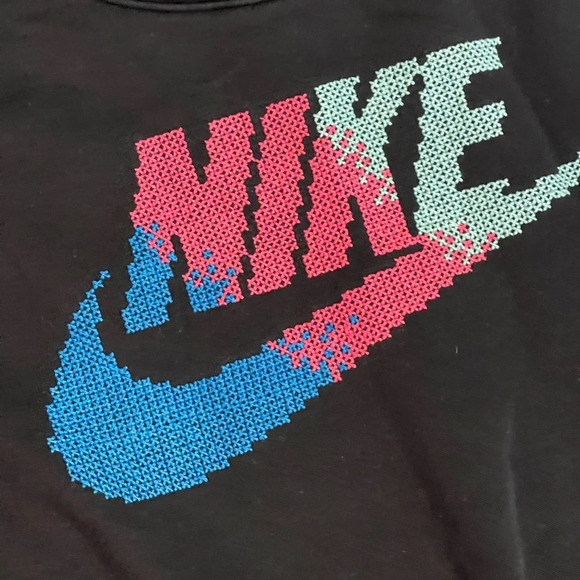 Nike Sportswear Sz MEDIUM Print-Logo swoop Cropped Sweatshirt Black super cute! - Picture 2 of 7